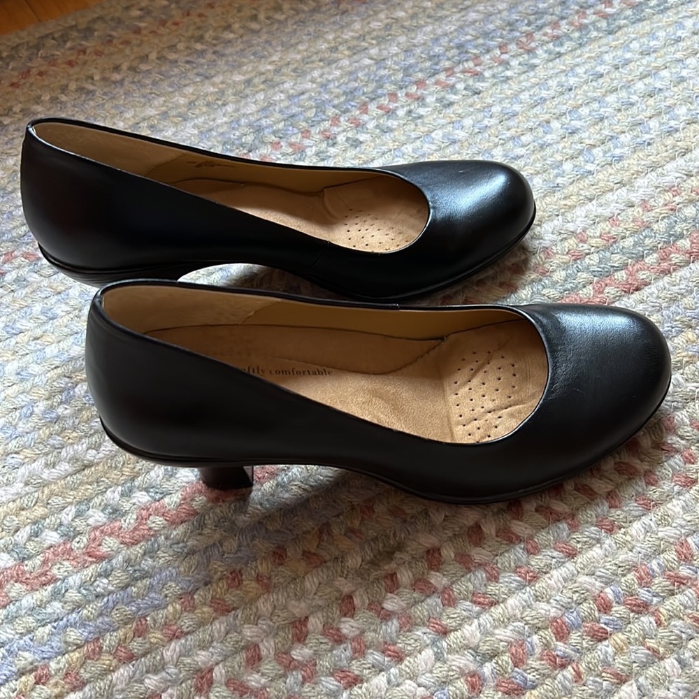 Softspots black leather pumps, size 9.5W. NWOT - Picture 10 of 10